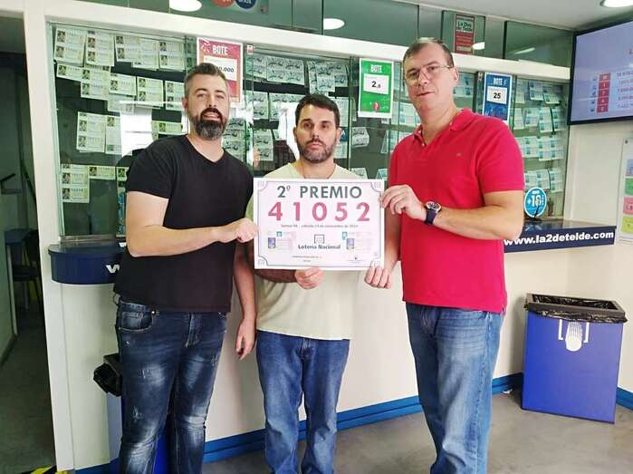 El personal de la administración de loterías nÂº 2 de Telde, con el cartel del premio (Foto TA)